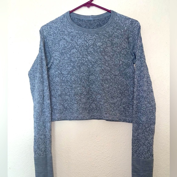 LULULEMON CROP TOP LONG SLEEVE LIGHT GREY COLOR SIZE 6 EUC - Picture 3 of 10